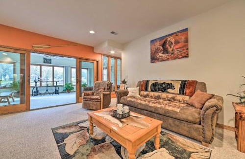 Gladwin Casa | Lakefront Retreat on 18 Acres with Hot Tub!