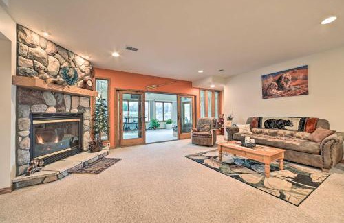 Gladwin Casa | Lakefront Retreat on 18 Acres with Hot Tub!