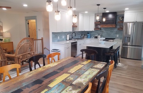 Hiawassee Casa | Lakefront Retreat on Chatuge – 2 Min to Town w/ Mother-in-Law Suite- sleeps 10
