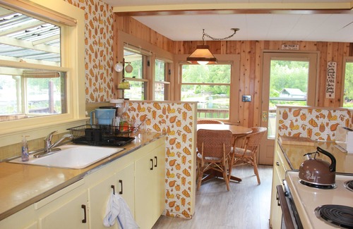 Lake Roesiger Casa | Lakefront Retreat: Private Dock, Fire Pit, BBQ, AC, Dog Friendly
