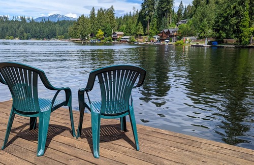 Lake Roesiger Casa | Lakefront Retreat: Private Dock, Fire Pit, BBQ, AC, Dog Friendly
