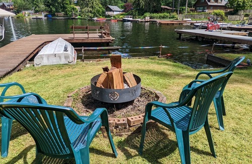 Lake Roesiger Casa | Lakefront Retreat: Private Dock, Fire Pit, BBQ, AC, Dog Friendly