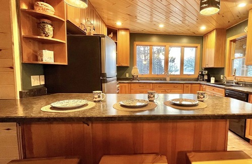 Hovland Casa | Lakefront retreat, river/wood fireplace/hot tub