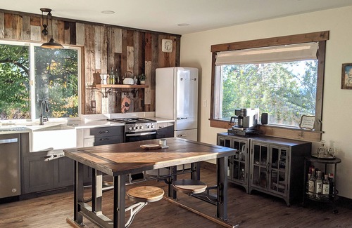 Bigfork Casa | Lakefront retreat w/private dock, SUPs & fast WiFi - walk to restaurants!