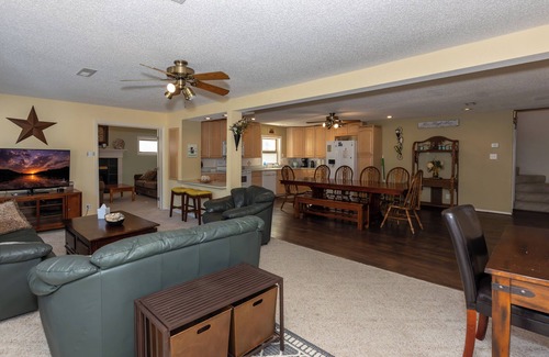 Rocky Mount Casa | Hermosa 2500 Sq. Pie. 3 dormitorios / 2. 5 BA casa frente al lago Great Location