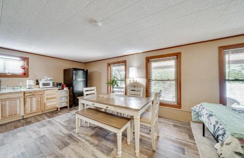 Fort Towson Apartamento | Lakefront Retreat with Patio in Fort Towson!