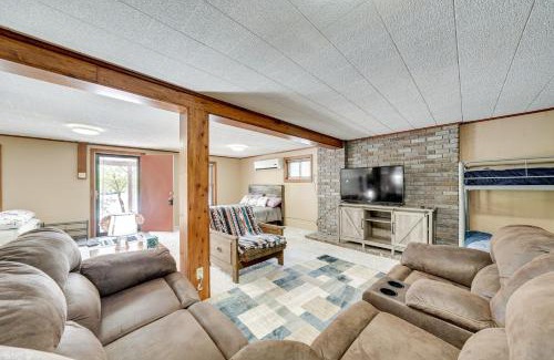 Fort Towson Apartamento | Lakefront Retreat with Patio in Fort Towson!
