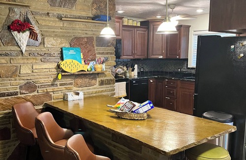 Canadian Casa | Lakefront Retro Retreat