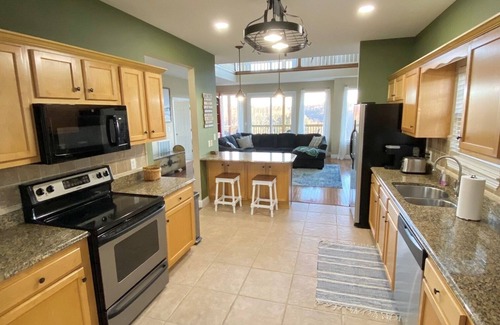 Nancy Casa | Lakefront, Spacious Townhome: Walk to Marina