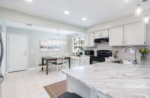 Golden Glades - The Woods Casa | ★Lakefront & Spacious★ CasperBeds-10min Beach/Mayo