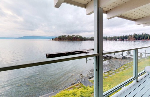Polson Apartamento | Acogedor estudio con vistas al lago y a la montaña, acceso a muelle compartido y deslizamiento de barco.