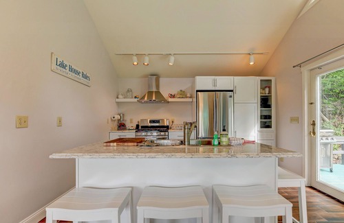 Sanbornville Casa | Lakefront studio with private dock, fast WiFi & full kitchen - dog-friendly