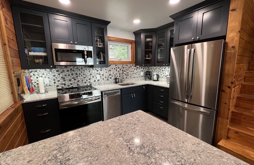 King Ferry Cabaña | Lakefront, SUPs+kayaks, sunset views & fireplace! Wineries & brewery nearby! !