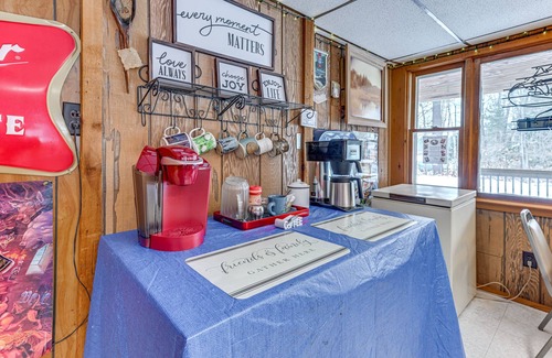 Suring Casa | Lakefront Suring Home w/ Pool Table + Views!
