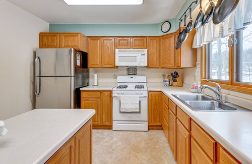 Suring Casa | Lakefront Suring Home w/ Pool Table + Views!