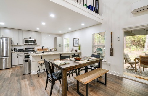 Lone Star Cabina | Lakefront Texas Abode w/ Kayaks, Fire Pit & Patio!