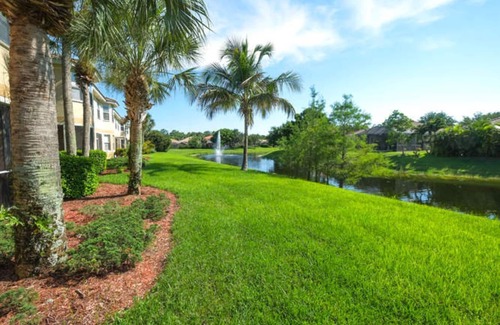 Estero Casa | casa de pueblo a orillas del lago cerca de la playa en el suroeste de la Florida