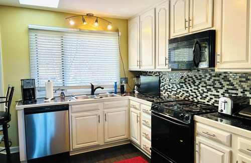 High Point Apartamento | Lakefront Townhouse 2-bedroom apartment with AC, WiFi in High Point