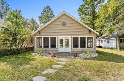 Kendall Casa | Lakefront Tranquility Spacious Retreat Sleeps 14