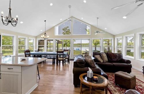 Kendall Casa | Lakefront Tranquility Spacious Retreat Sleeps 14