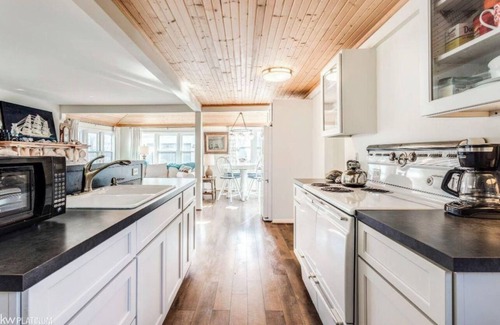 North Lakeport Cabaña | Lakefront Shorewood Cottage with room to make amazing family memories.