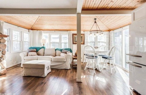 North Lakeport Cabaña | Lakefront Shorewood Cottage with room to make amazing family memories.