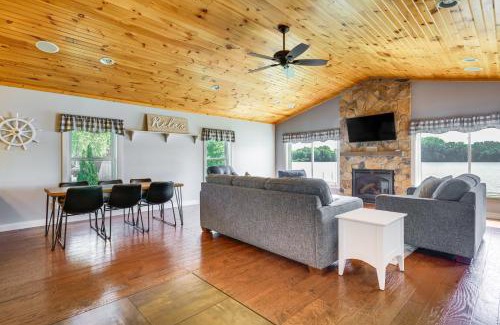 Howe Casa | Lakefront Vacation Rental about 10 Mi to Shipshewana!