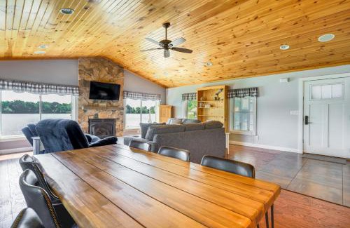 Howe Casa | Lakefront Vacation Rental about 10 Mi to Shipshewana!