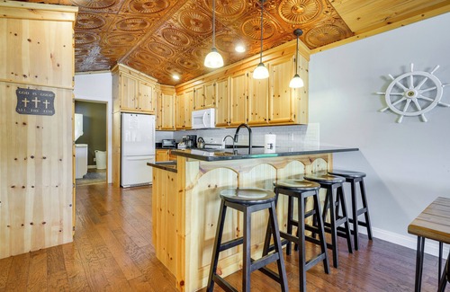 Howe Casa | Lakefront Vacation Rental ~ 10 Mi to Shipshewana!