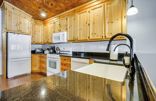 Howe Casa | Lakefront Vacation Rental ~ 10 Mi to Shipshewana!
