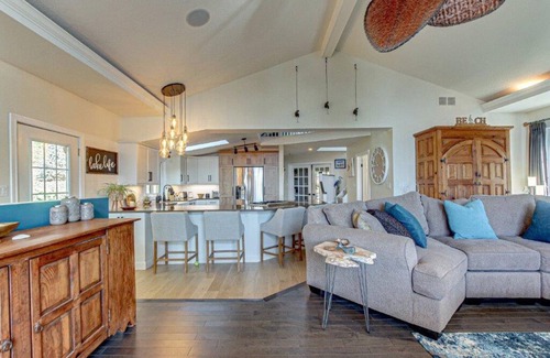 Central Elgin Casa | Lakefront View w Private BEACH! - Spacious Luxury Estate Home ~ Pet Friendly