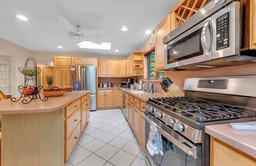 Lake Ariel Casa | Lakefront + Views + 5 Bdrm + Kayaks + Out. Kitchen