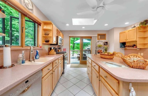 Lake Ariel Casa | Lakefront + Views + 5 Bdrm + Kayaks + Out. Kitchen