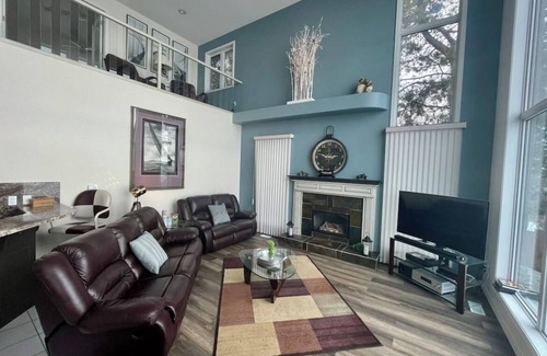 Westerose Casa | LAKEFRONT Villa On Grandview Beach: MIAMI VICE