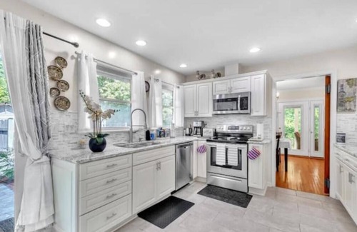 Orange Casa | Lakefront Villa on Lake Orange VA The first floorspace is blocked for cleaning