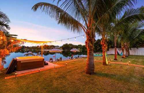 North Miami Beach Casa | Lakefront Villa Tropical Backy