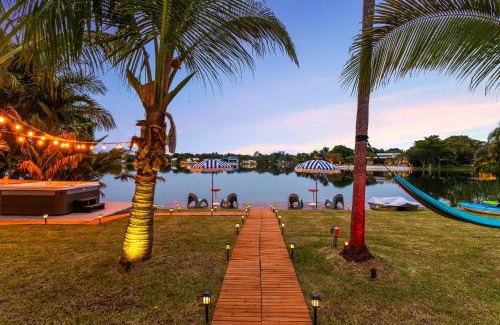 North Miami Beach Casa | Lakefront Villa Tropical Backy