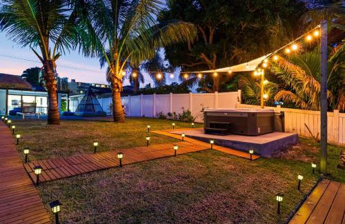 North Miami Beach Casa | Lakefront Villa Tropical Backy