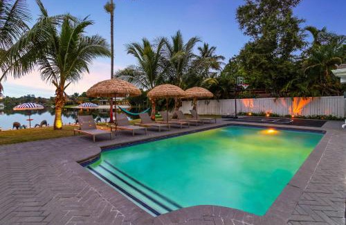 North Miami Beach Casa | Lakefront Villa Tropical Backy