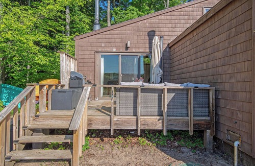 Gaylord Chalet De Esquí | Lakefront Vintage Chalet Surrounded by Lush Forest + Boats, Kayaks, Retro Games