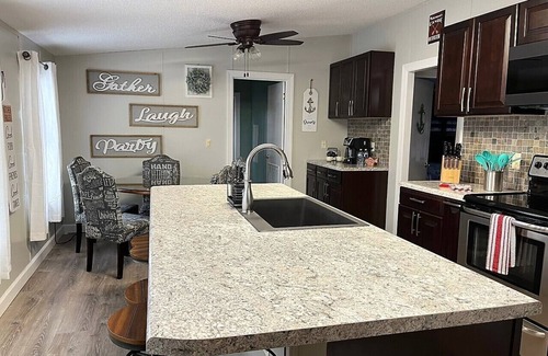 Jacksboro Casa | Lakefront w/few steps to water & private boat slip