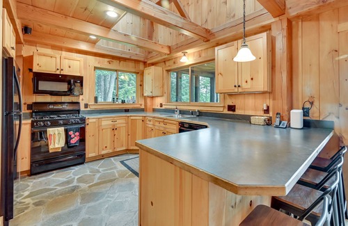 Westhampton Cabina | Lakefront Westhampton Cabin w/ Beach + Kayaks!