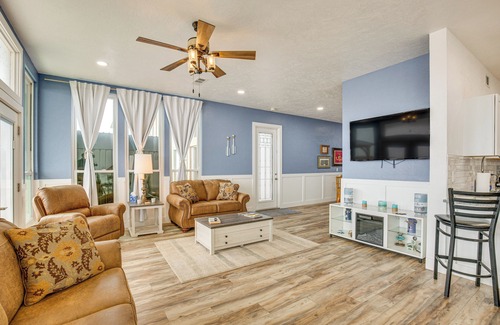 Lakeside City Casa | Lakefront Wichita Falls Home w/ Pool & Hot Tub