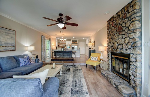 Mid America Condominio | Lakefront with covered boat slip
