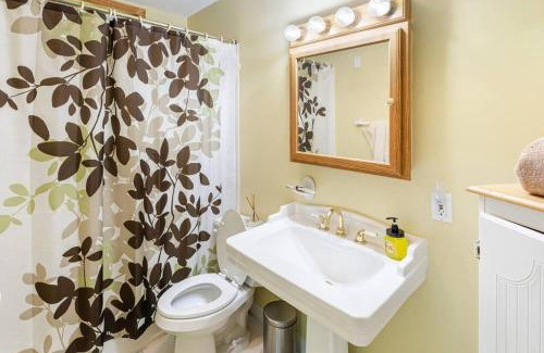 Ferndale Casa | Lakefront with Lots of Light and Private Dock Access