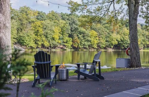 Scotrun Chalet De Esquí | Lakefront Wooden Chalet in the Poconos / Fishing, Yoga retreats, Paddle Boats
