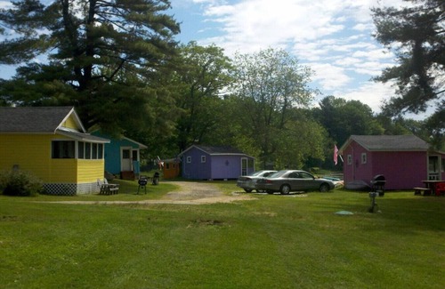 Northwood Cabaña | Lakefront Yellow Cottage