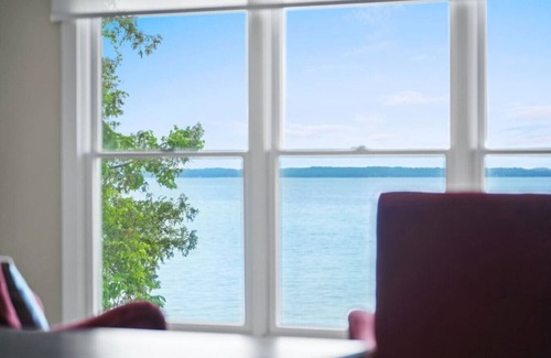 Suttons Bay Casa | LakeHaus Vibes + Hot Tub