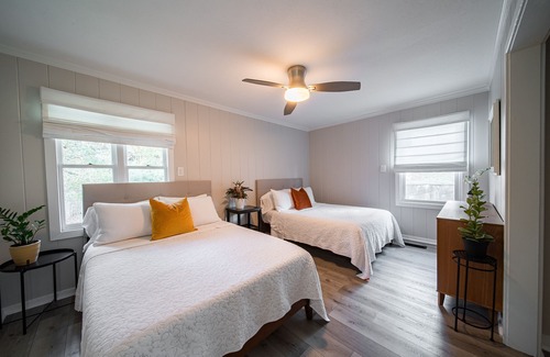 Columbus Cabaña | Lakehouse, cozy, beautiful view of Lake Oliver, quiet and peaceful.