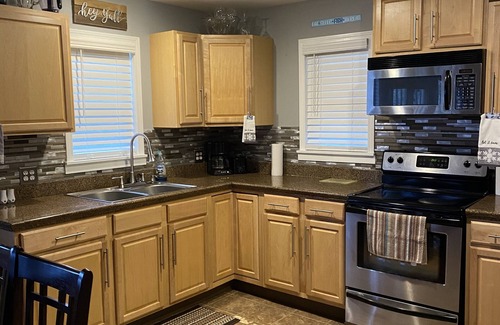 Corinth Casa | Lakehouse Hot tub & pool near Ark Encounter